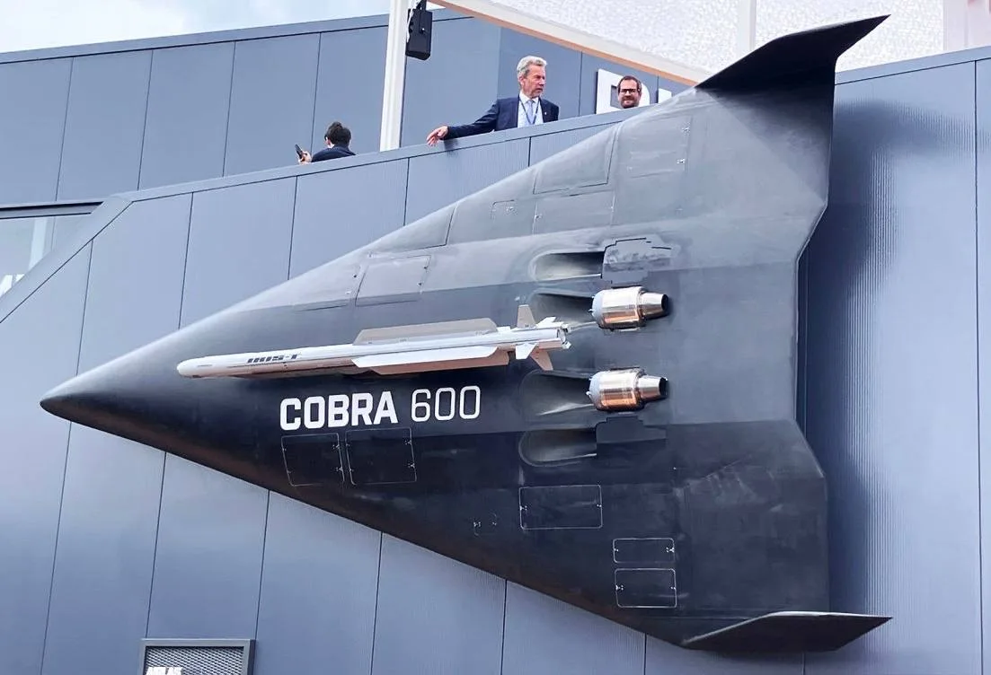Многофункциональный беспилотный авиационный комплекс Cobra-600, представленный германским стартапом Polaris Raumflugzeuge на выставке ILA в Берлине, выполнен по аэродинамической схеме «летающее крыло» и оснащён парой турбореактивных двигателей JetCat-P1000-PRO