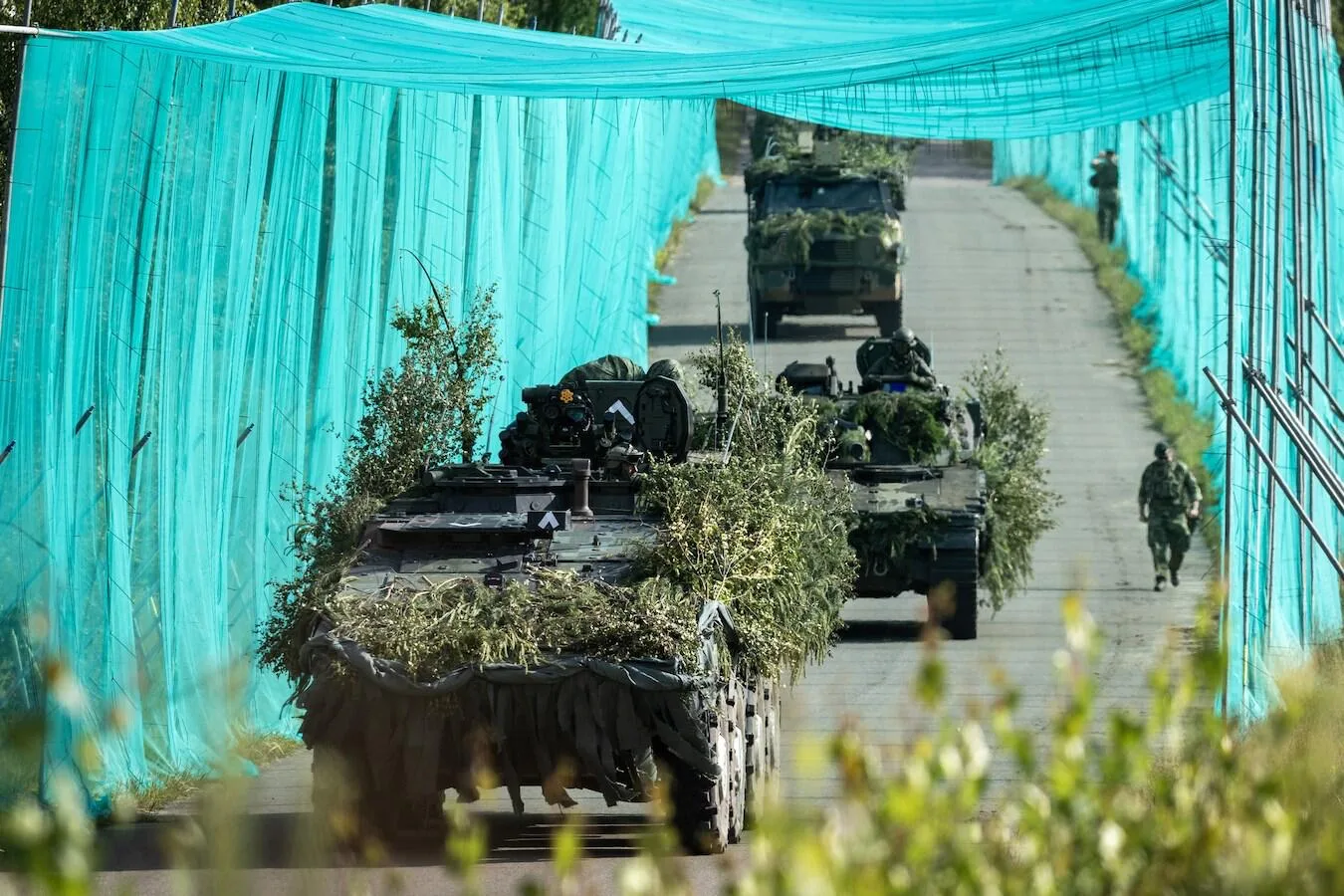 Армия Нидерландов начала проводить учения, в ходе которых активно используются антидроновые сетки и кордиоры, а также другие элементы пассивной защиты от беспилотных летательных аппаратов (БПЛА)