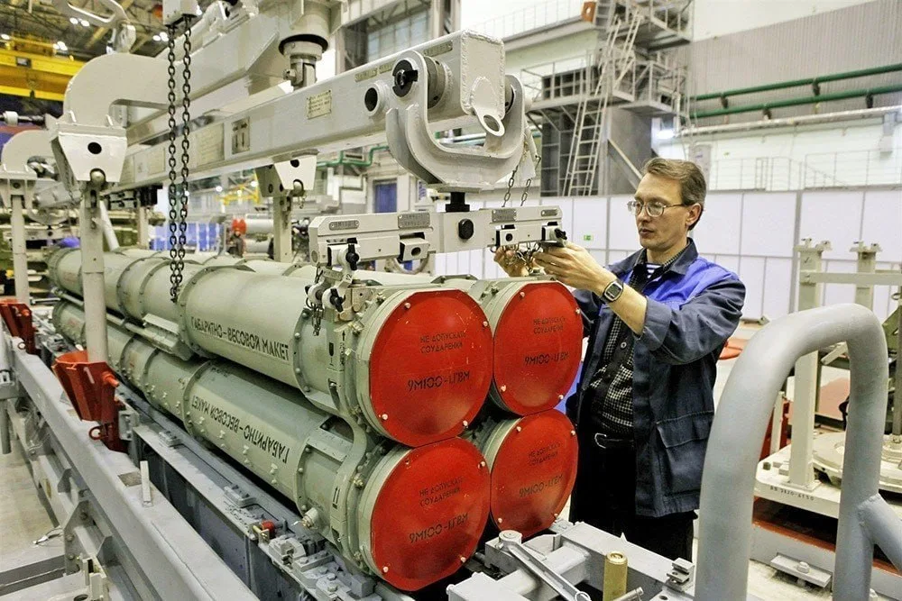 ЗРК С-350. Комплекс среднего радиуса действия которым пора начать комплектовать части ПВО