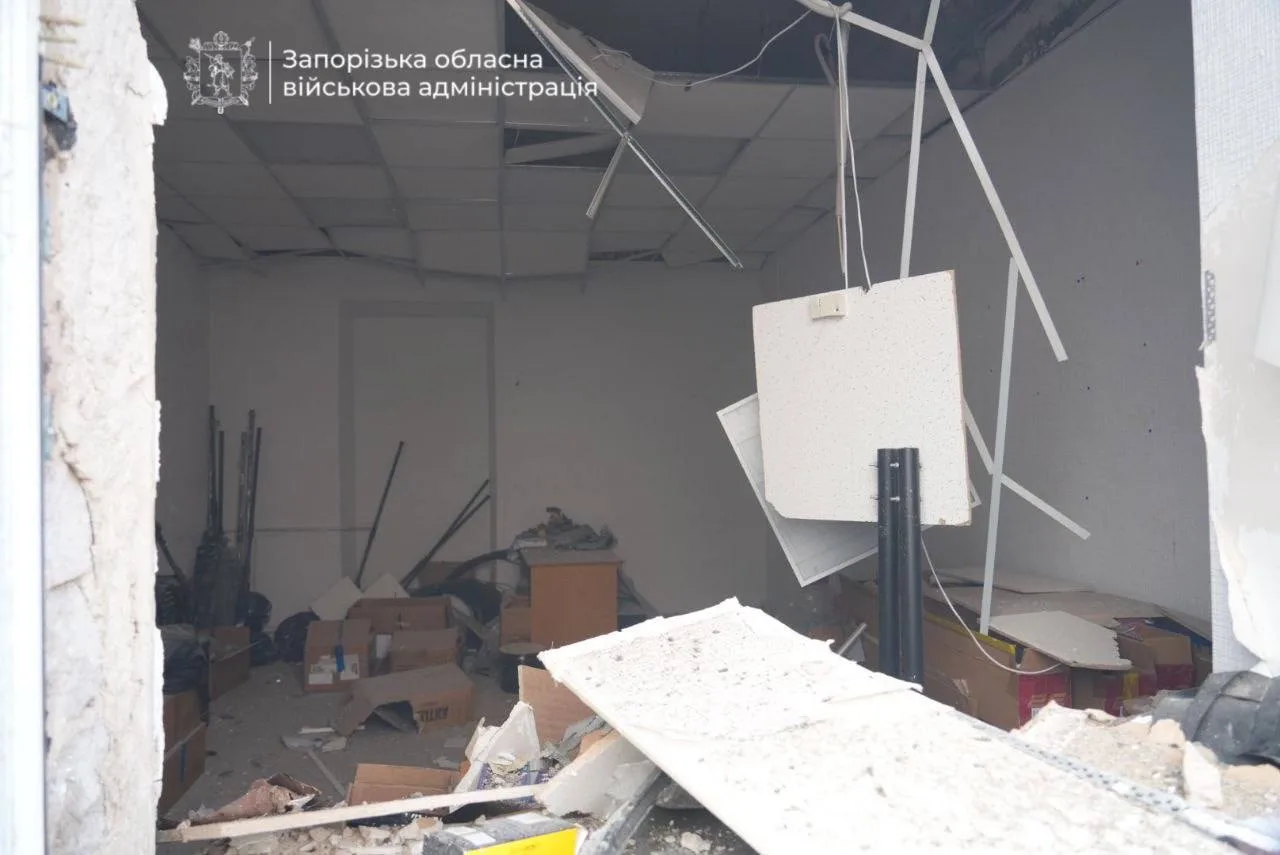 В Запорожье разбомбили мирный склад. Областная ОВА любезно подогнала фото людей в форме и антенн РЭБ