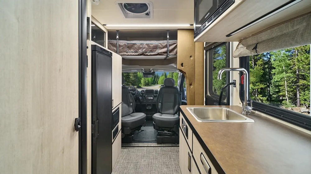 Winnebago Elora/Resa: самый миниатюрный Class C с гаражом и гибкой планировкой