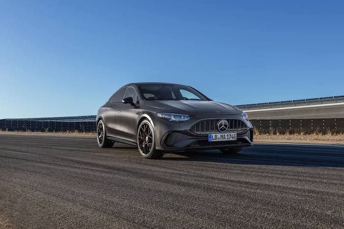 Mercedes-AMG CLA 45: электродвигатели на 671 л.с. и новые технологии в интерьере