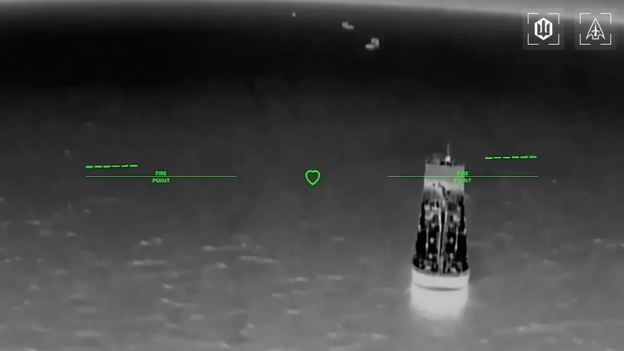 Очередные кадры ударов по 9 танкерам в том же массовом скоплении в Азовском море, опубликованные противником