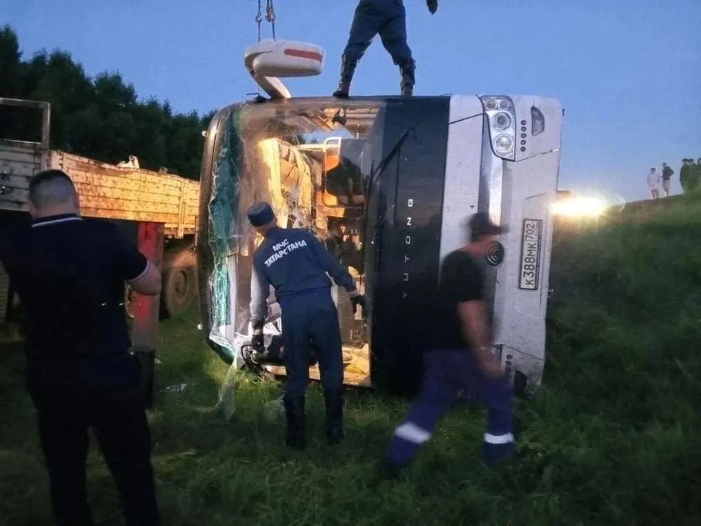Междугородний автобус с 46 пассажирами перевернулся в Татарстане — водитель не справился с управлением и вылетел в кювет