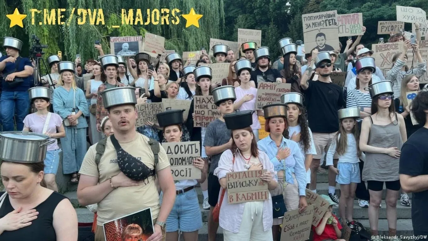В Киеве продолжаются довольно массовые «протесты с картонками» против отставки с поста экс-министра оброны Федорова