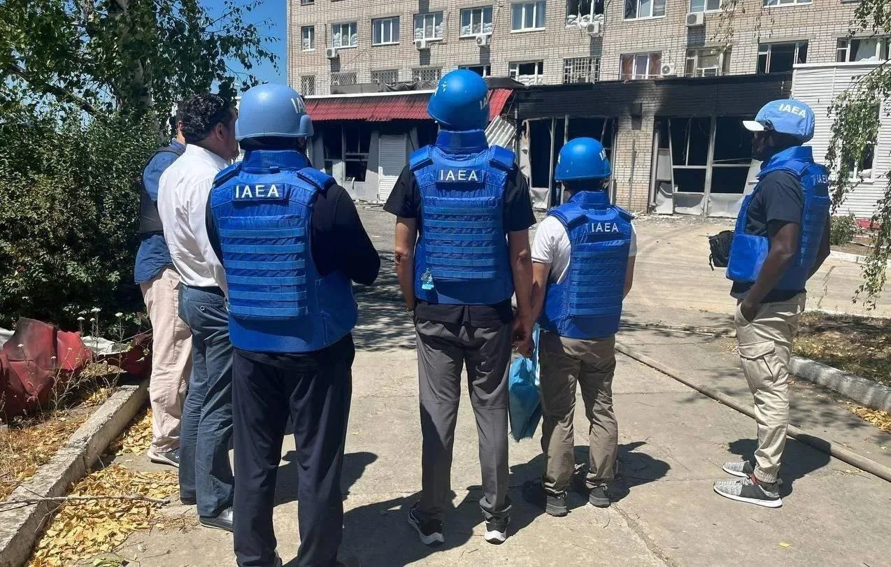Экспертам МАГАТЭ на Запорожской АЭС показали последствия атаки ВСУ на пожарную часть в Энергодаре