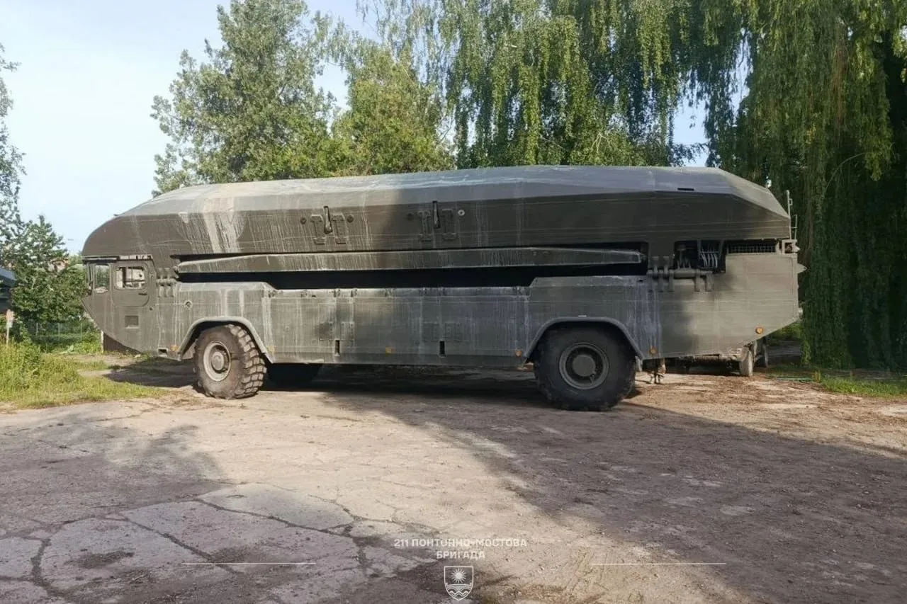 Боевая машина-амфибия (паромно-мостовая машина) немецкого производства M3 Amphibious Rig на вооружении 211-й понтонно-мостовой бригады ВСУ