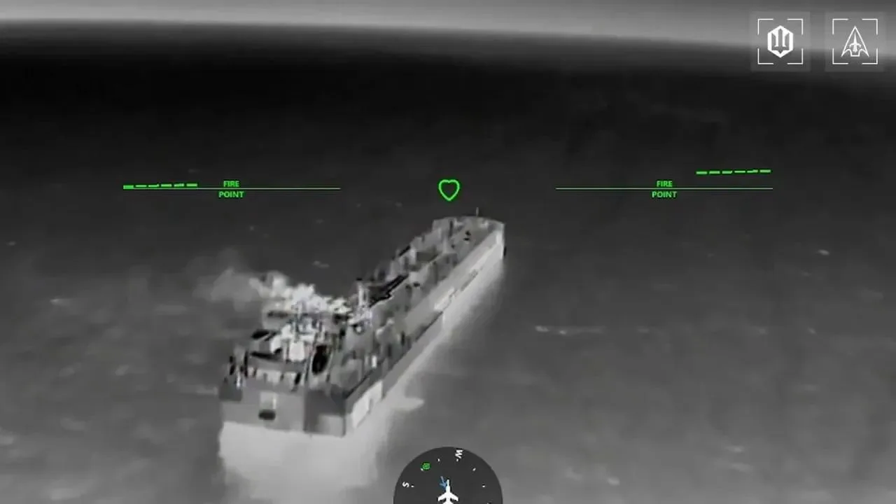 Очередные кадры ударов по 9 танкерам в том же массовом скоплении в Азовском море, опубликованные противником