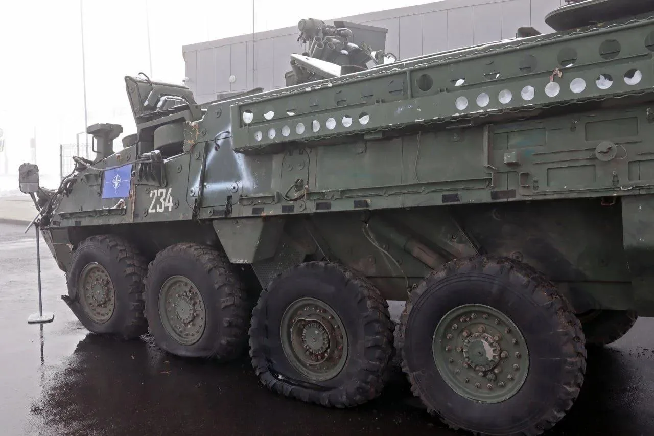 Как работает керамическая броня: следы от пули на M1126 Stryker ВСУ