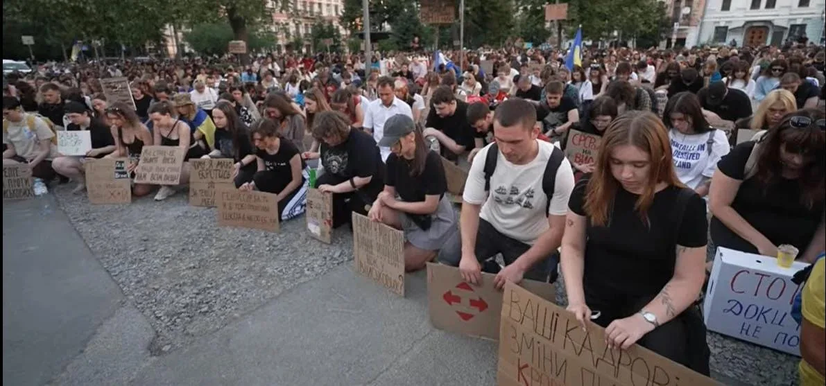 Митинги на Украине в поддержку уволенного Федорова возобновились. Такие картонные акции прошли во Львове, Киеве и Одессе