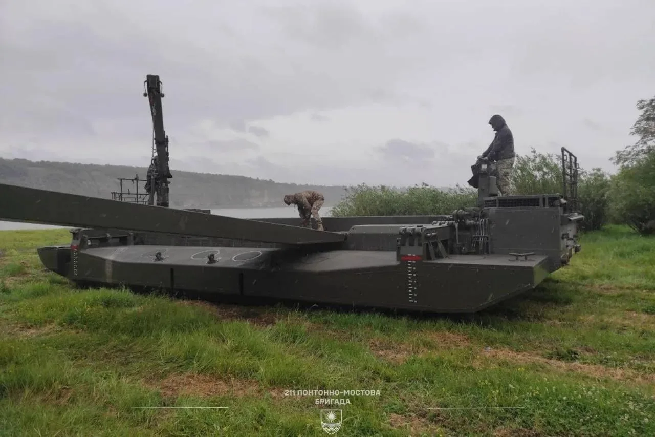 Боевая машина-амфибия (паромно-мостовая машина) немецкого производства M3 Amphibious Rig на вооружении 211-й понтонно-мостовой бригады ВСУ