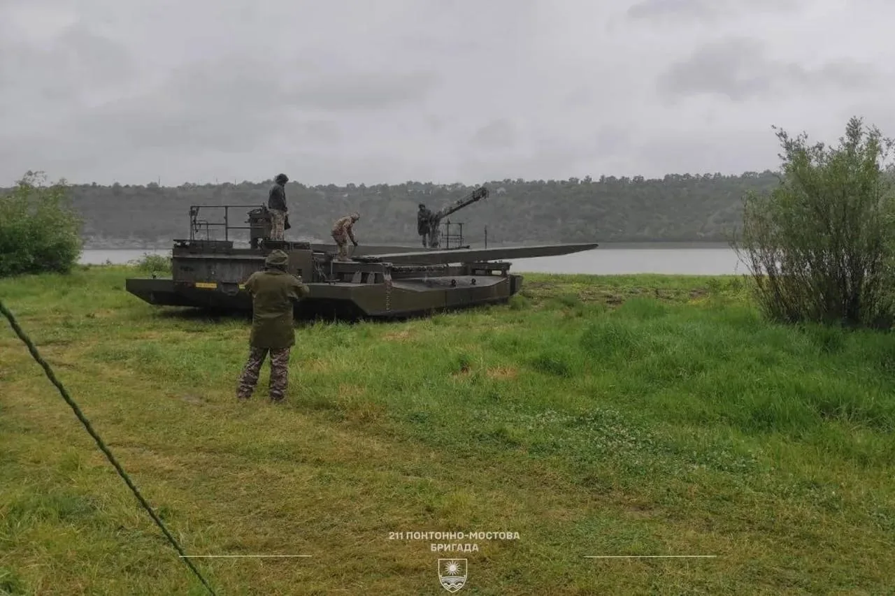 Боевая машина-амфибия (паромно-мостовая машина) немецкого производства M3 Amphibious Rig на вооружении 211-й понтонно-мостовой бригады ВСУ