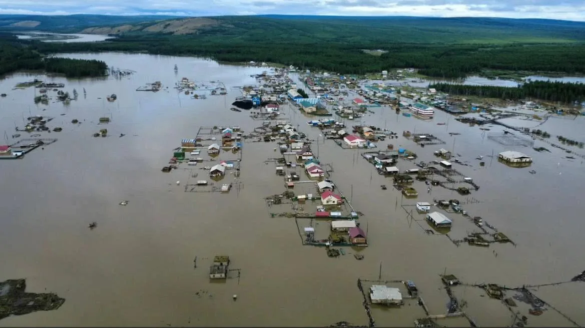 Целый город уходит под воду в Якутии: в Верхоянске затоплены больница и десятки домов, тонут животные