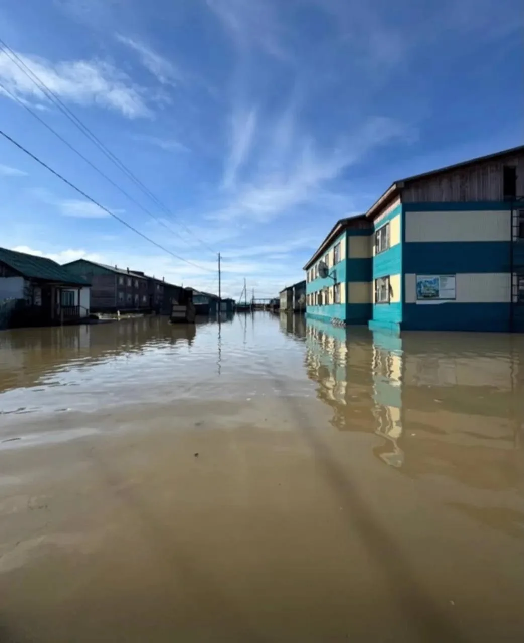 Целый город уходит под воду в Якутии: в Верхоянске затоплены больница и десятки домов, тонут животные
