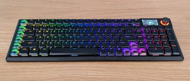 Обзор Corsair Vanguard Air 99 — тихий ход и умный экран