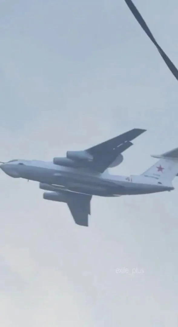Помимо Су-57, для отражения налета на НПЗ в Омске также поднимали борт ДРЛОуИ А-50У. Но очевидно, что предпринятых мер оказалось совершенно недостаточно