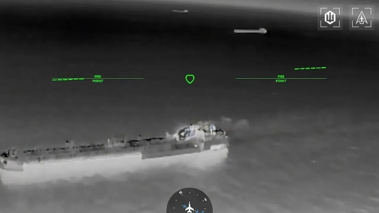 Очередные кадры ударов по 9 танкерам в том же массовом скоплении в Азовском море, опубликованные противником