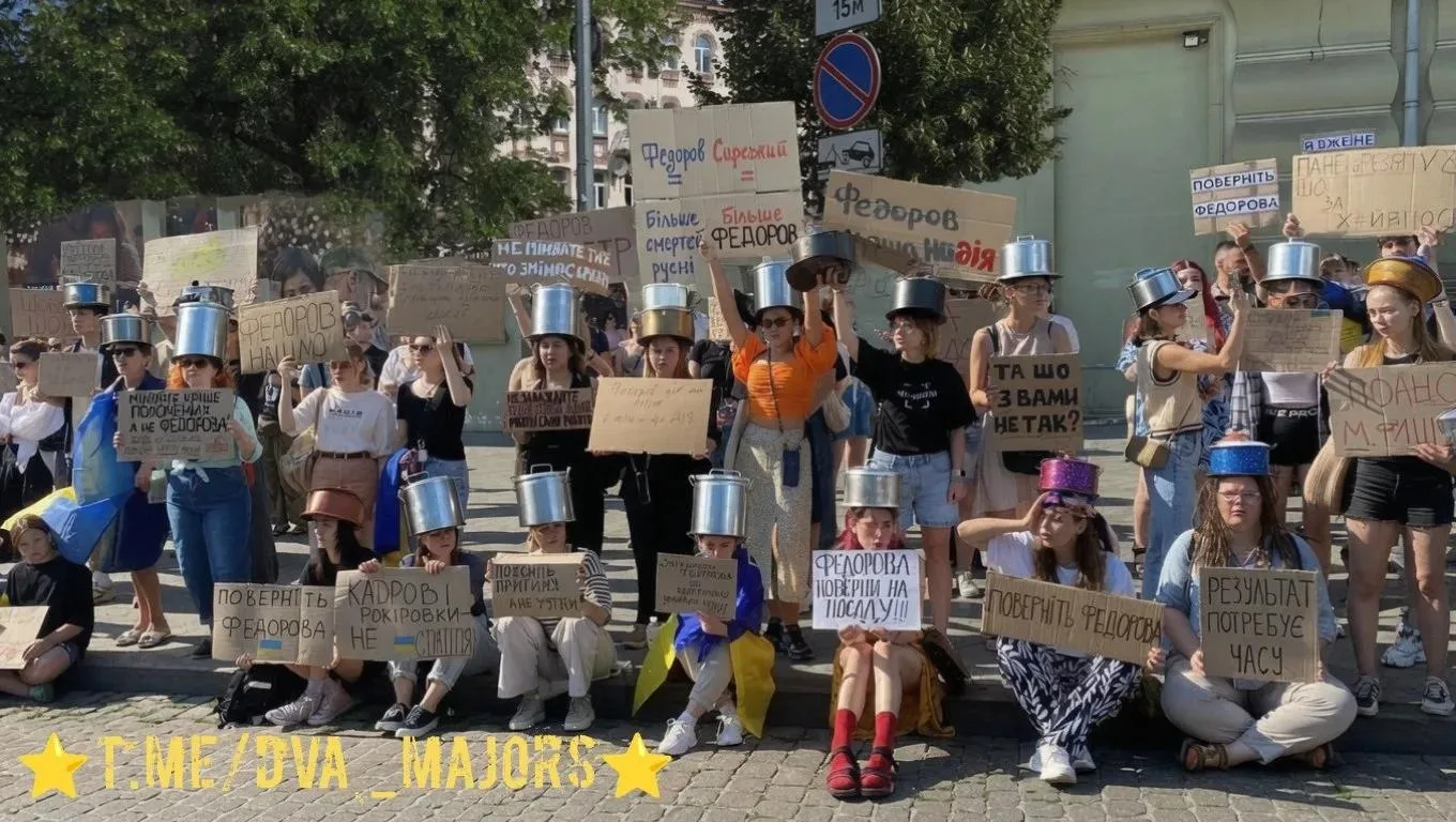 В Киеве продолжаются довольно массовые «протесты с картонками» против отставки с поста экс-министра оброны Федорова