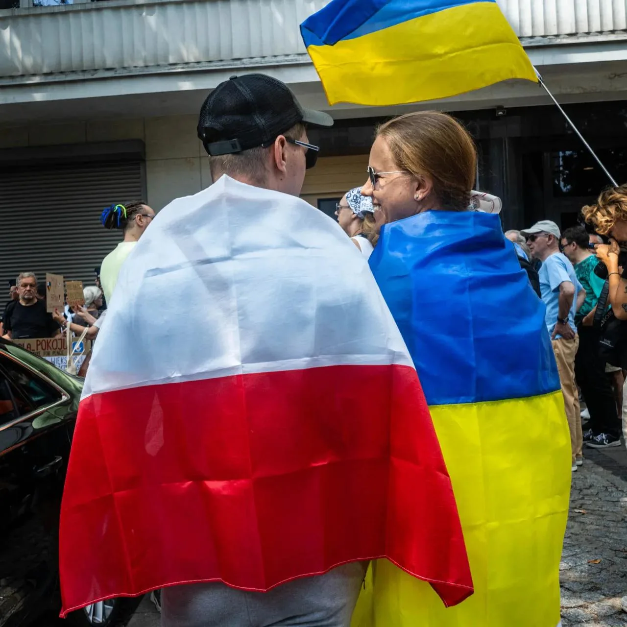 Польский министр обороны ждет от украинцев уважения. Он призвал власти Украины потребовать от своих граждан соблюдать польские законы