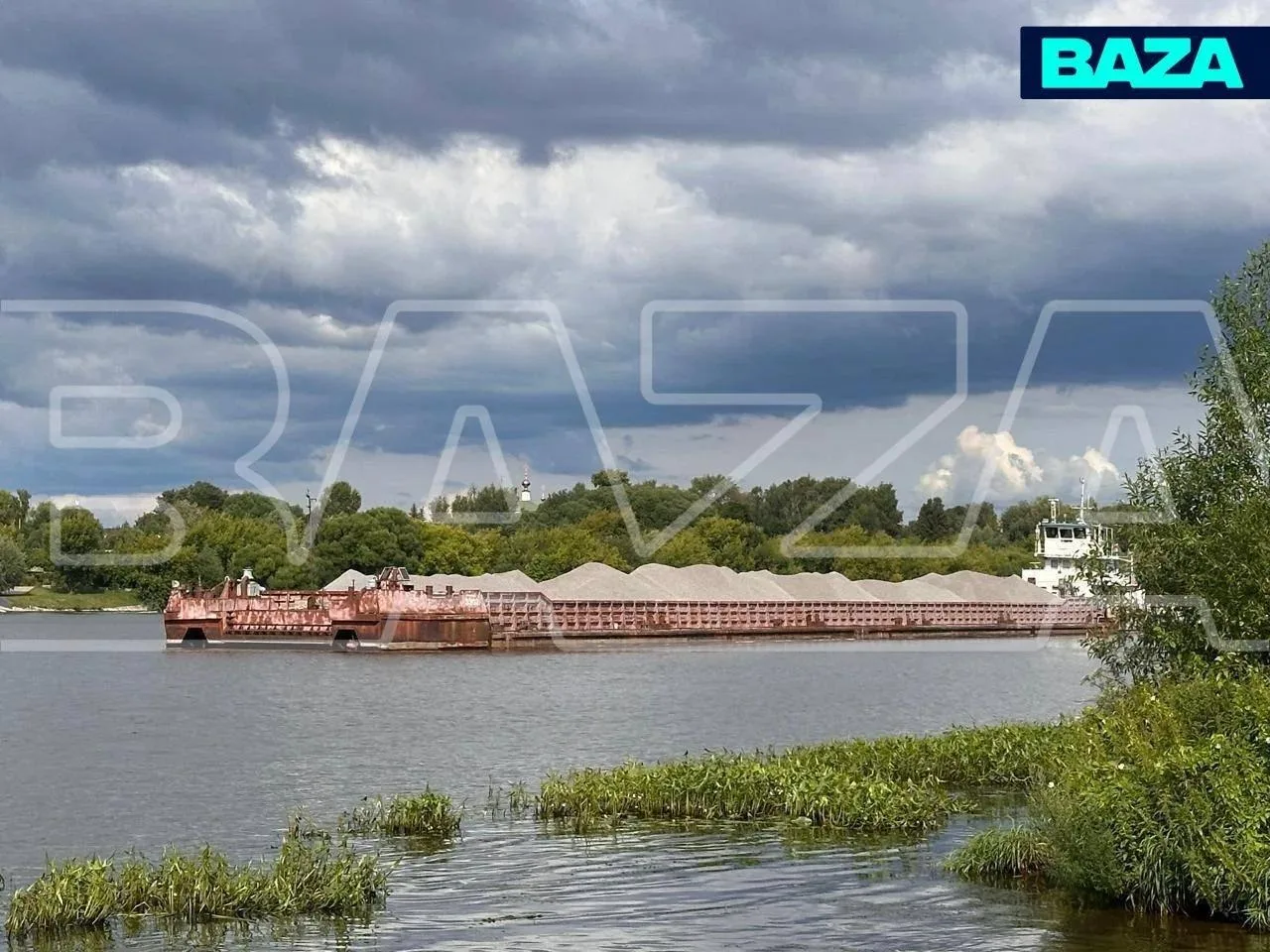 В Подмосковье образовалась пробка из кораблей — огромная баржа села на мель и перекрыла гавань