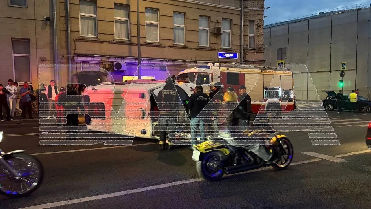 Машина скорой помощи перевернулась после ДТП в центре Москвы. Есть пострадавшие