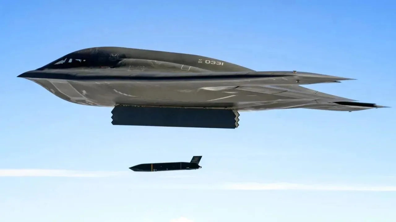 Стратегический бомбардировщик B-2A Spirit получил возможность применения противокорабельной ракеты AGM-158C LRASM, что было подтверждено в ходе учений Valiant Shield 2026
