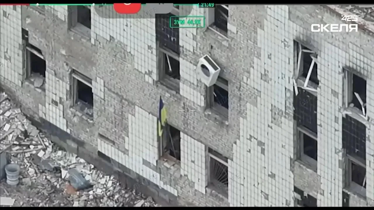 Штурмовики 425-го ОШП "Скала" ВСУ устроили флаговтык в ДК "Октябрь" в Константиновке, помахав флагом из его окна