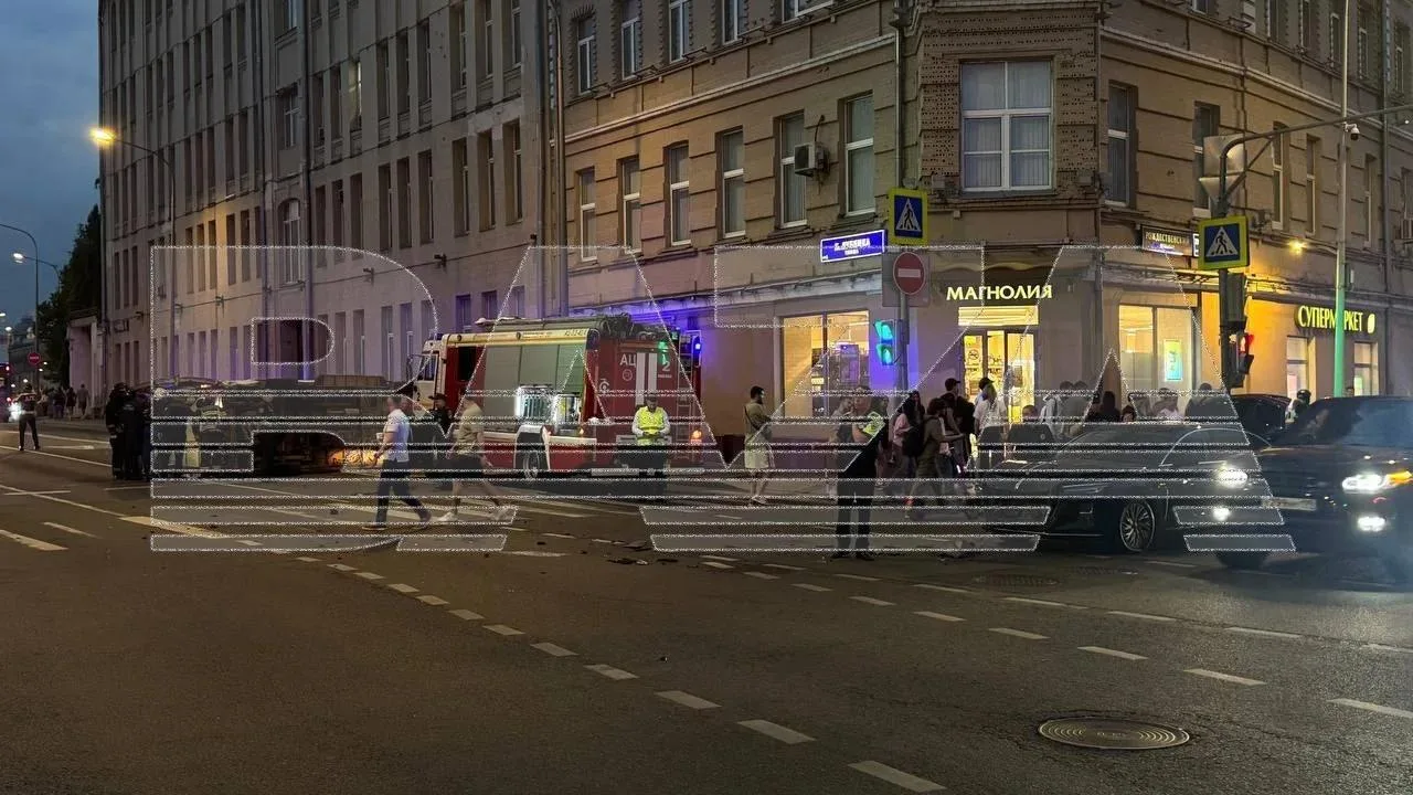 Машина скорой помощи перевернулась после ДТП в центре Москвы. Есть пострадавшие