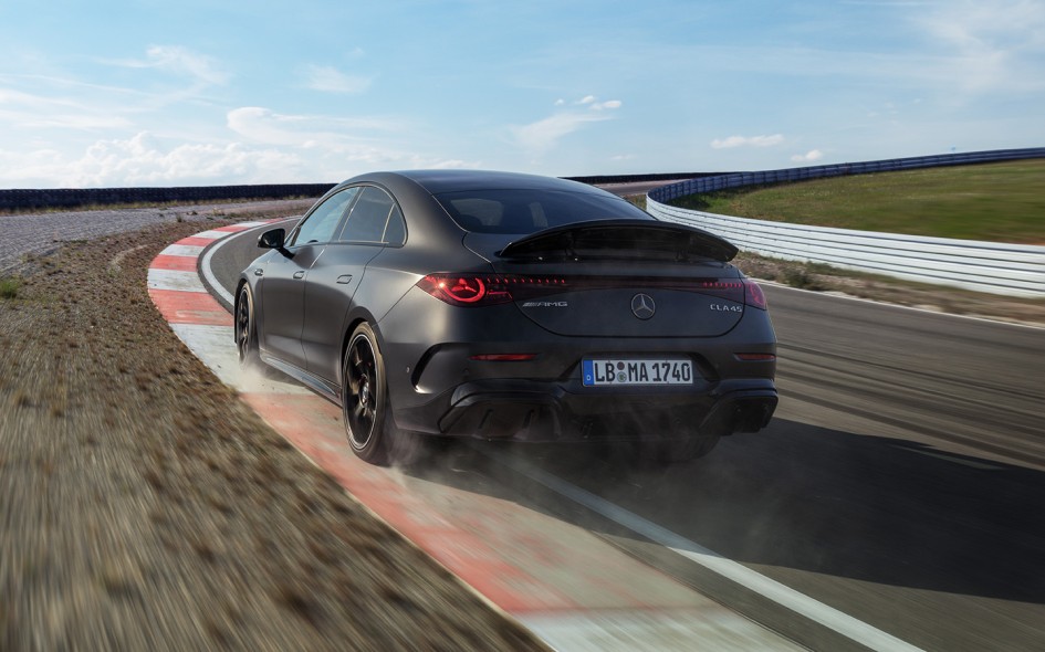 Mercedes-AMG CLA 45: электромоторы на 671 л.с. и новые технологии в салоне