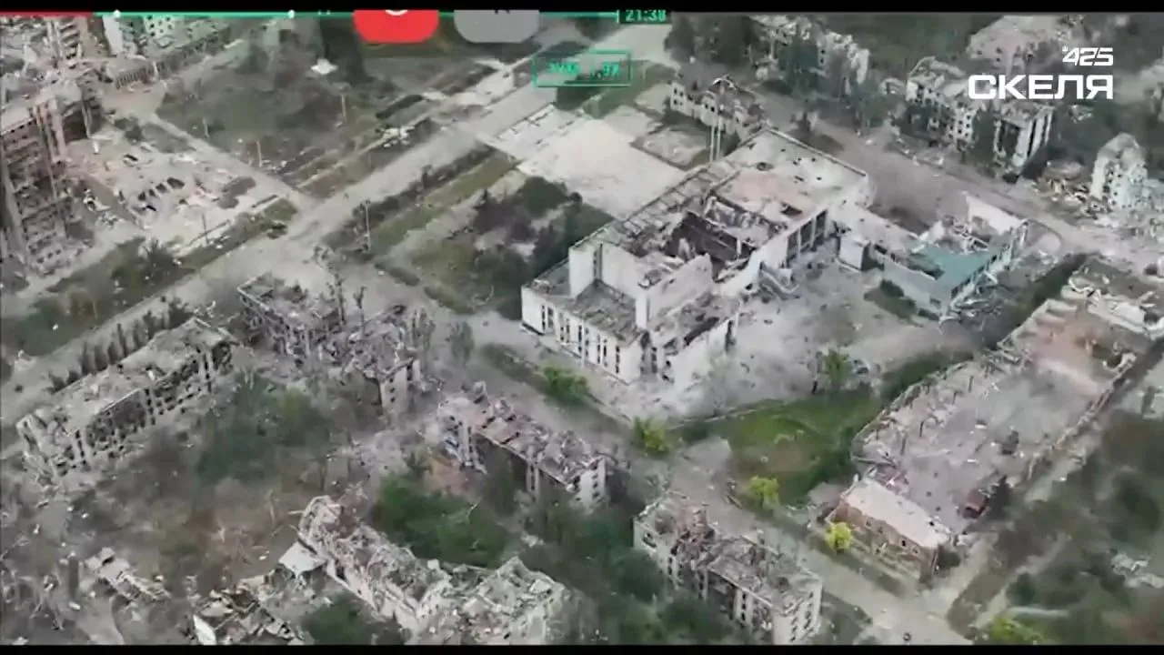 Штурмовики 425-го ОШП "Скала" ВСУ устроили флаговтык в ДК "Октябрь" в Константиновке, помахав флагом из его окна