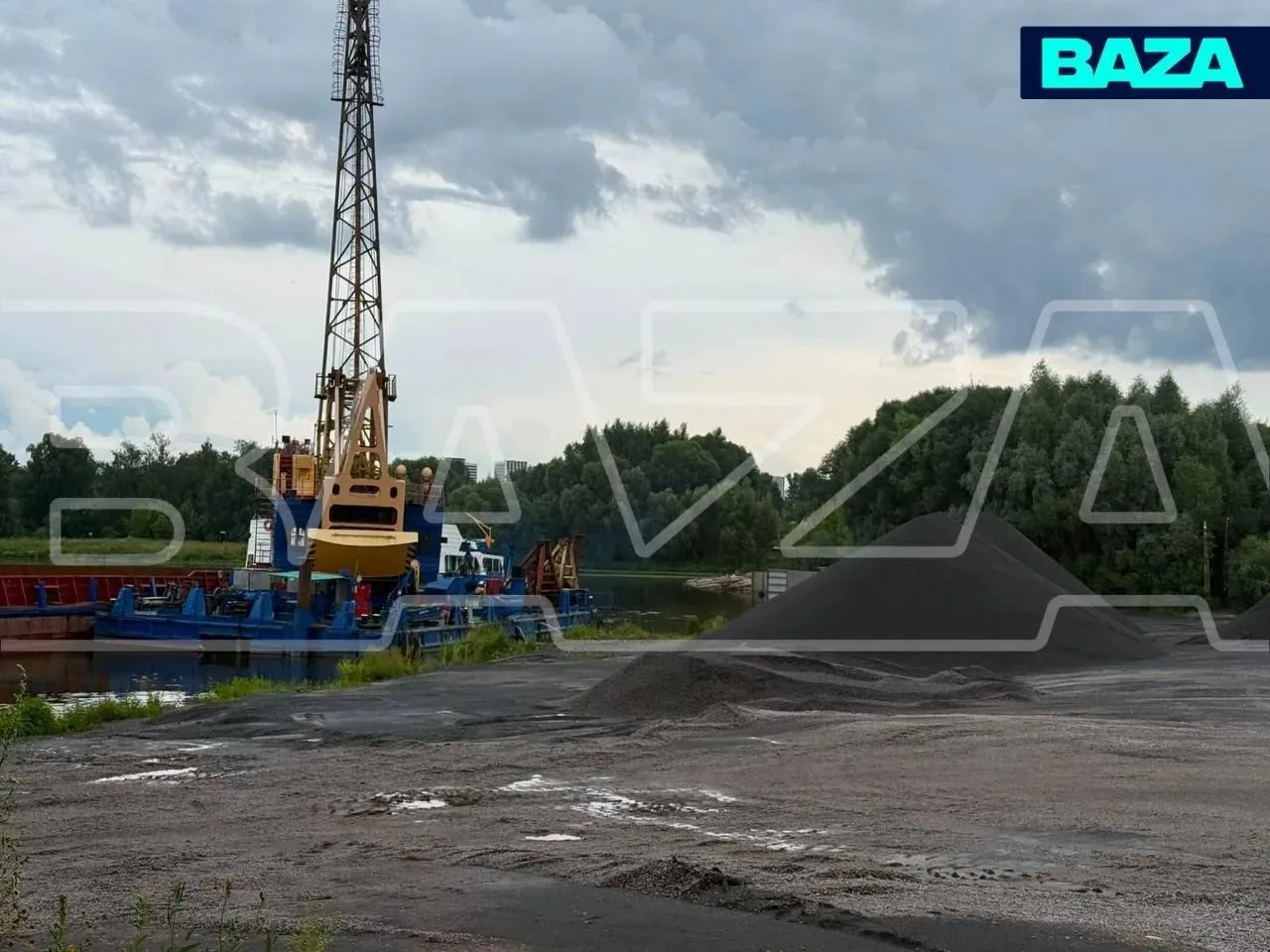 В Подмосковье образовалась пробка из кораблей — огромная баржа села на мель и перекрыла гавань