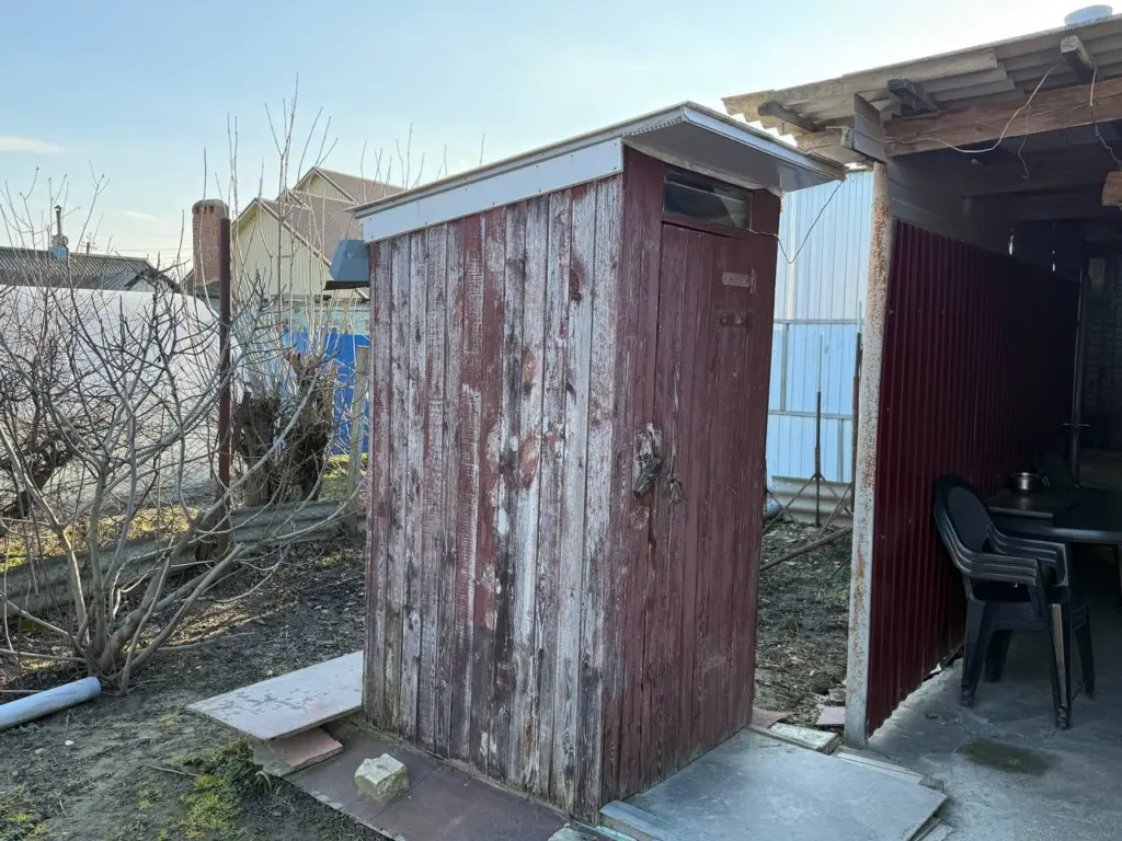 В дачном туалете всегда свежо пахнет: бросаю ботву этого корнеплода с грядки — никакой вони и мух
