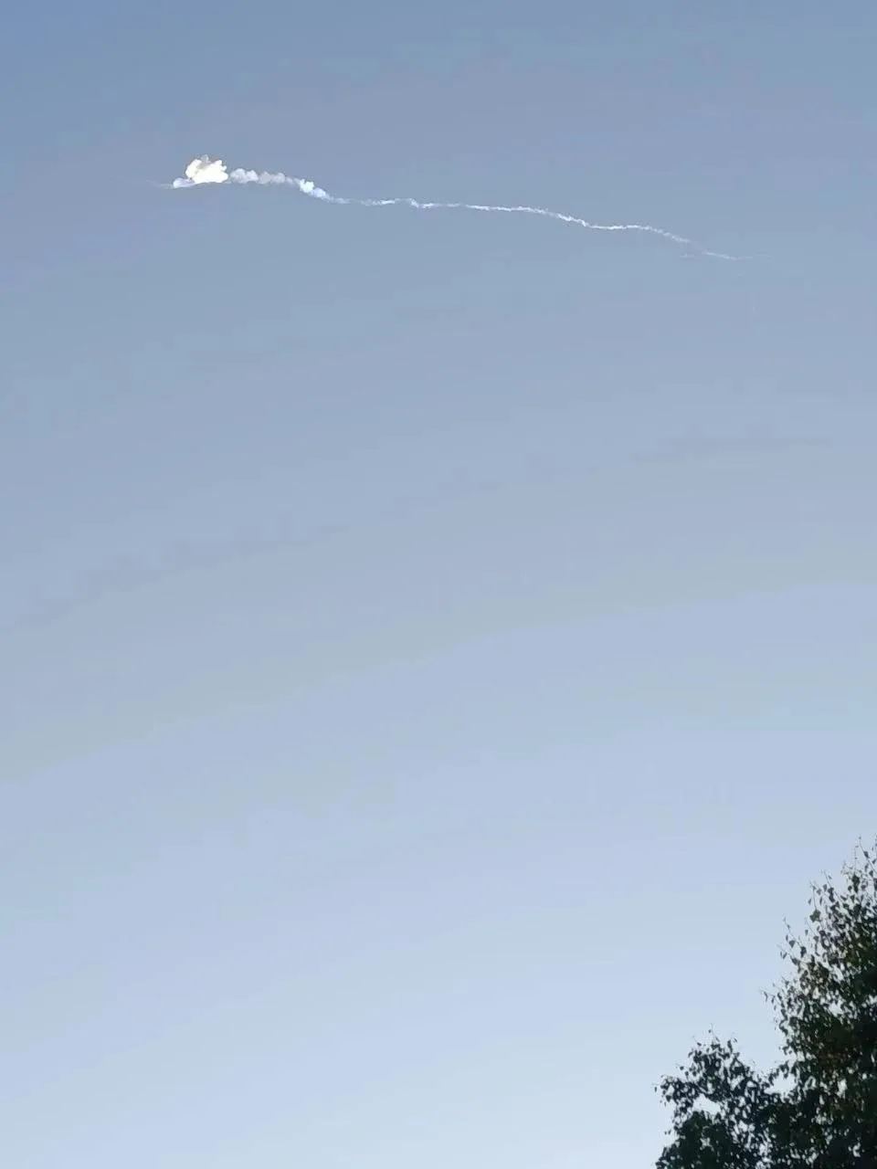 Во время ракетной тревоги в Московской области фиксировалась работа ЗРК С-300/400 на большой высоте, нехарактерной для полета дрона или крылатой ракета, и большая воронка на земле от сбитого объекта