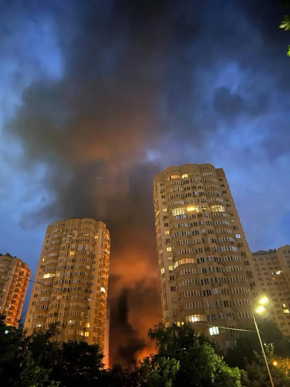 Чёрный дым окутывает украинскую столицу после ночной атаки