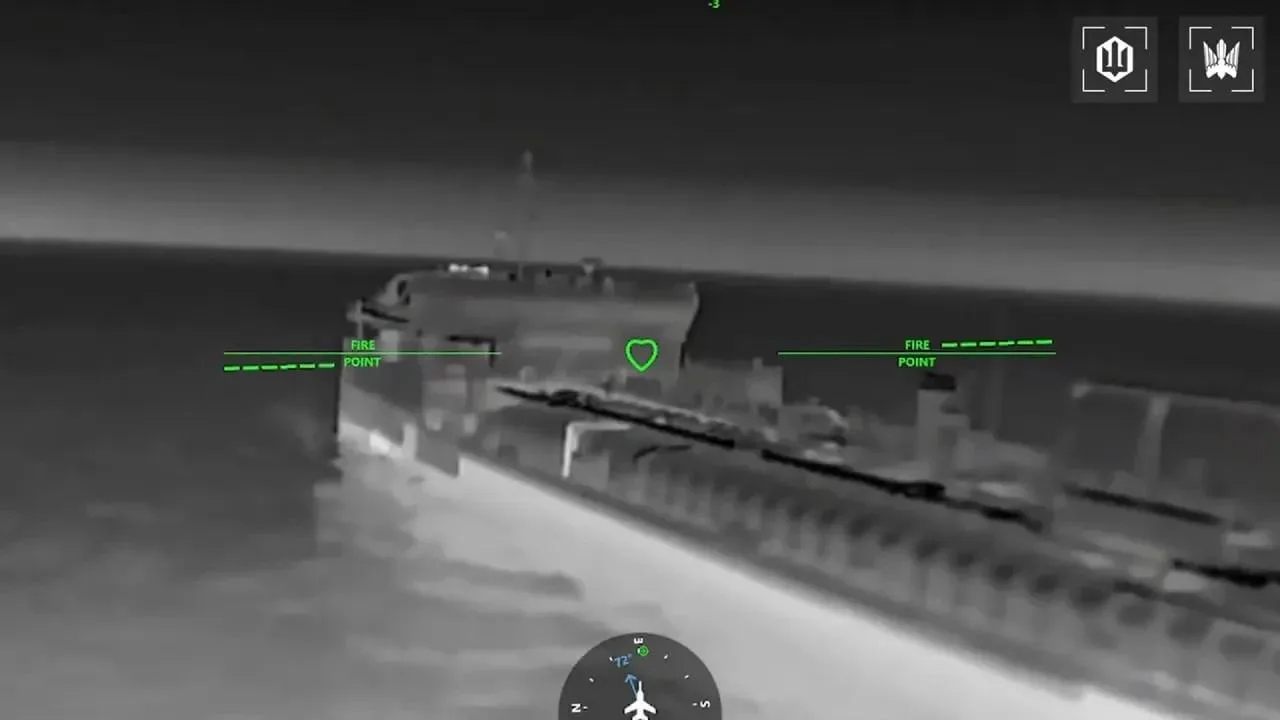 Очередные кадры ударов по 9 танкерам в том же массовом скоплении в Азовском море, опубликованные противником