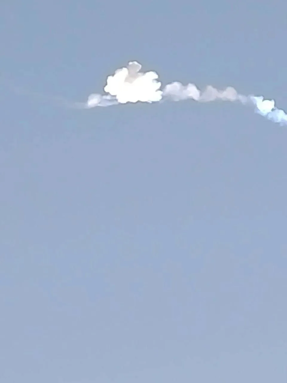 Во время ракетной тревоги в Московской области фиксировалась работа ЗРК С-300/400 на большой высоте, нехарактерной для полета дрона или крылатой ракета, и большая воронка на земле от сбитого объекта