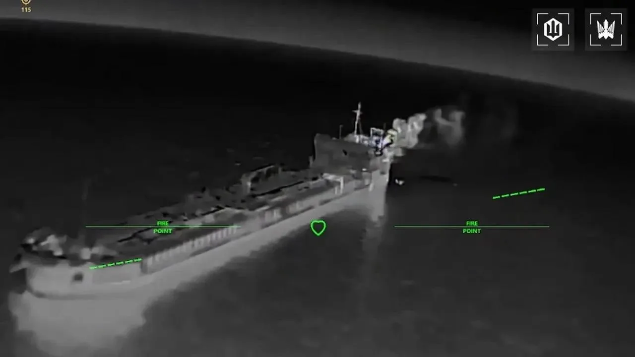 Очередные кадры ударов по 9 танкерам в том же массовом скоплении в Азовском море, опубликованные противником