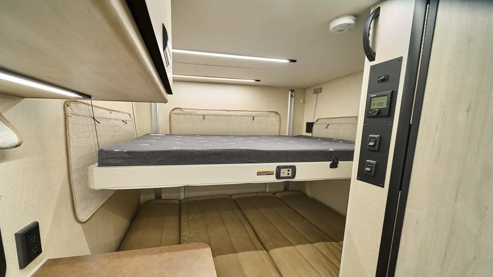 Winnebago Elora/Resa: самый миниатюрный Class C с гаражом и гибкой планировкой