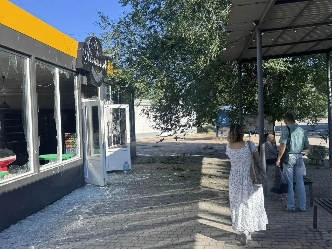 Один человек погиб, еще четверо пострадали при ударе дрона ВСУ по автобусной остановке в Энергодаре, сообщил мэр города