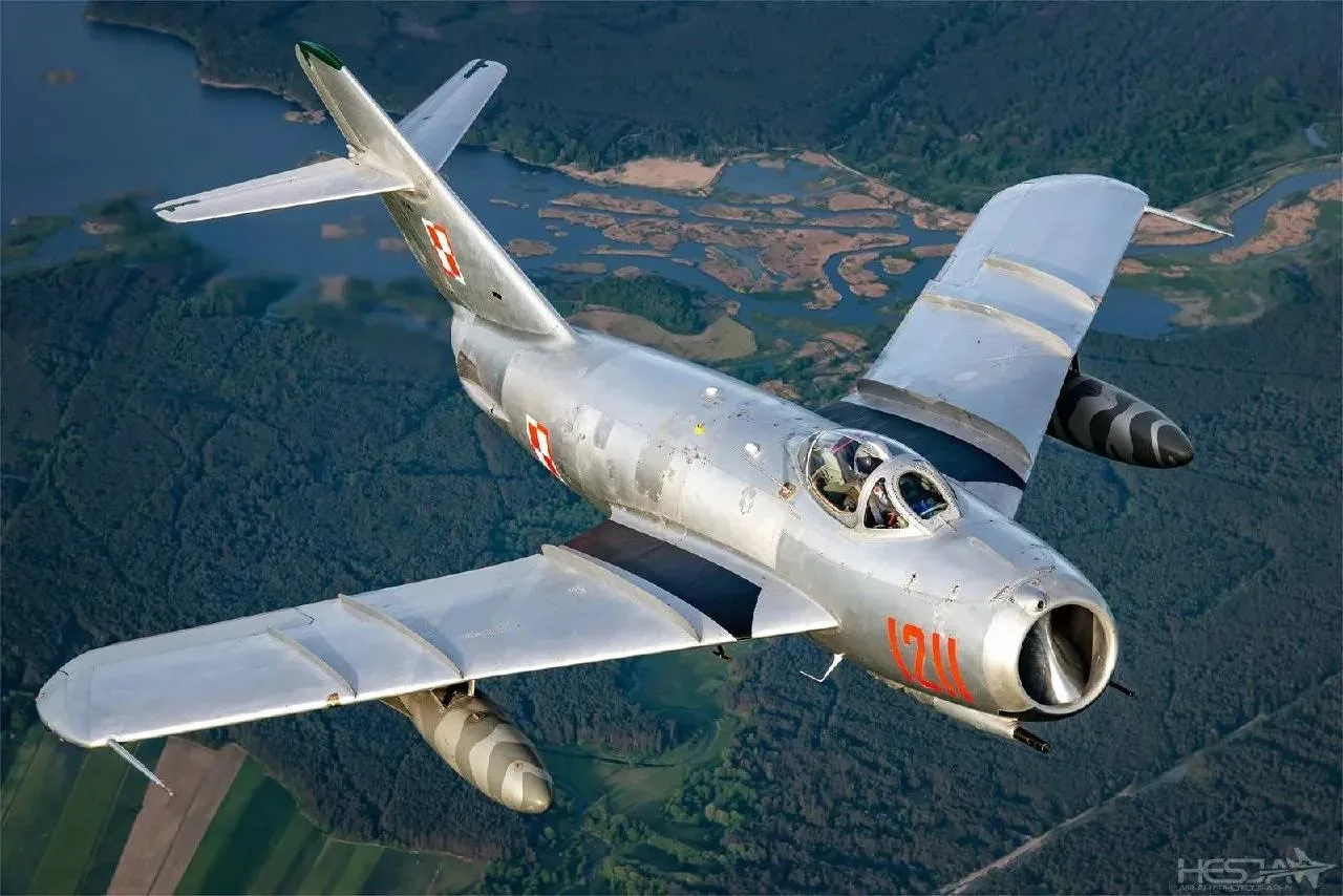 Отличные фотографии польского МиГ-17Ф
