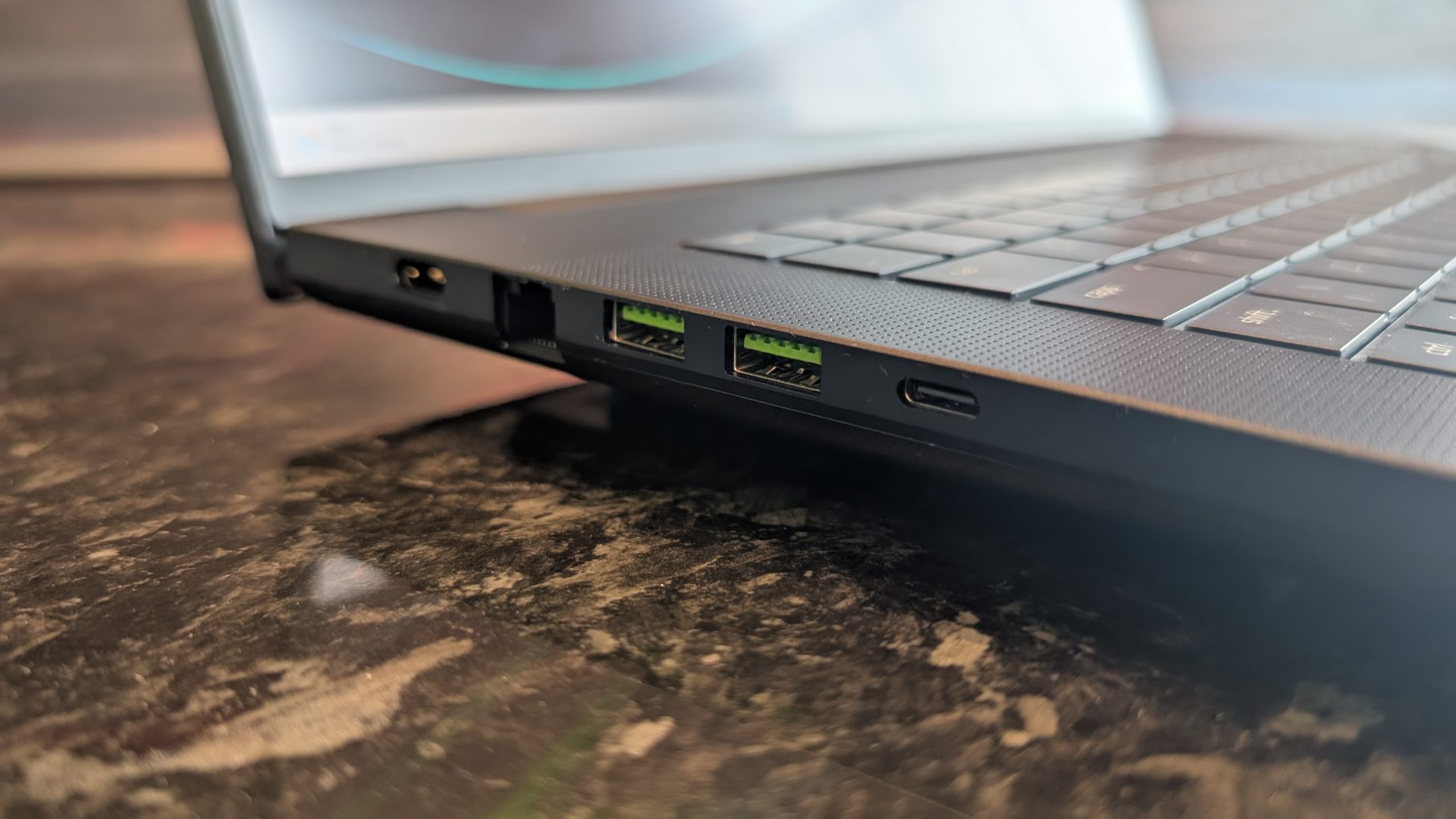 Обзор Razer Blade 18: невероятно быстрый и горячий монстр картинка Razer Blade 18