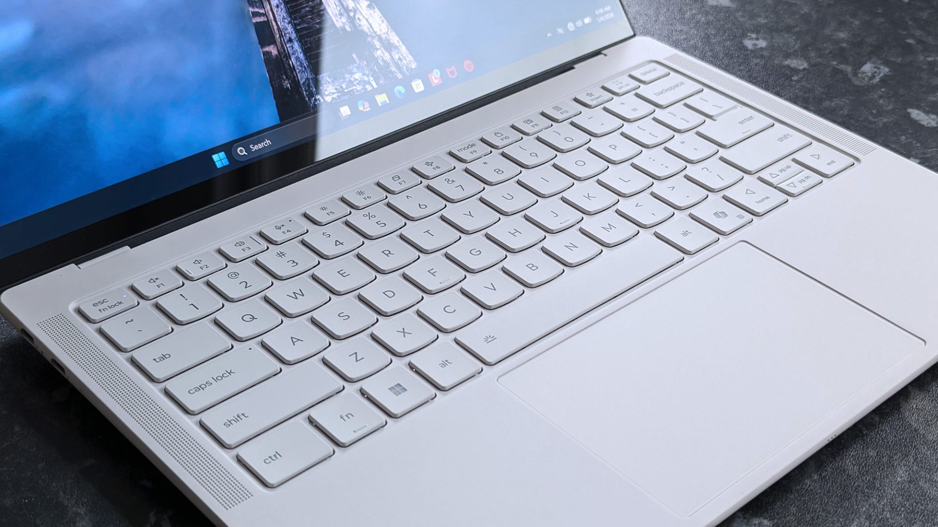 Обзор Lenovo Yoga Slim 7i Ultra Aura Edition (11-го поколения) - невероятно лёгкий и автономный ноутбук картинка Ноутбук Lenovo Yoga Slim 7i Ultra: честный тест | DGL.RU