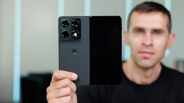 01_I tested the Motorola Razr Fold and it wins the foldable battle with one surpris Обзор Motorola Razr Fold — складной король автономности