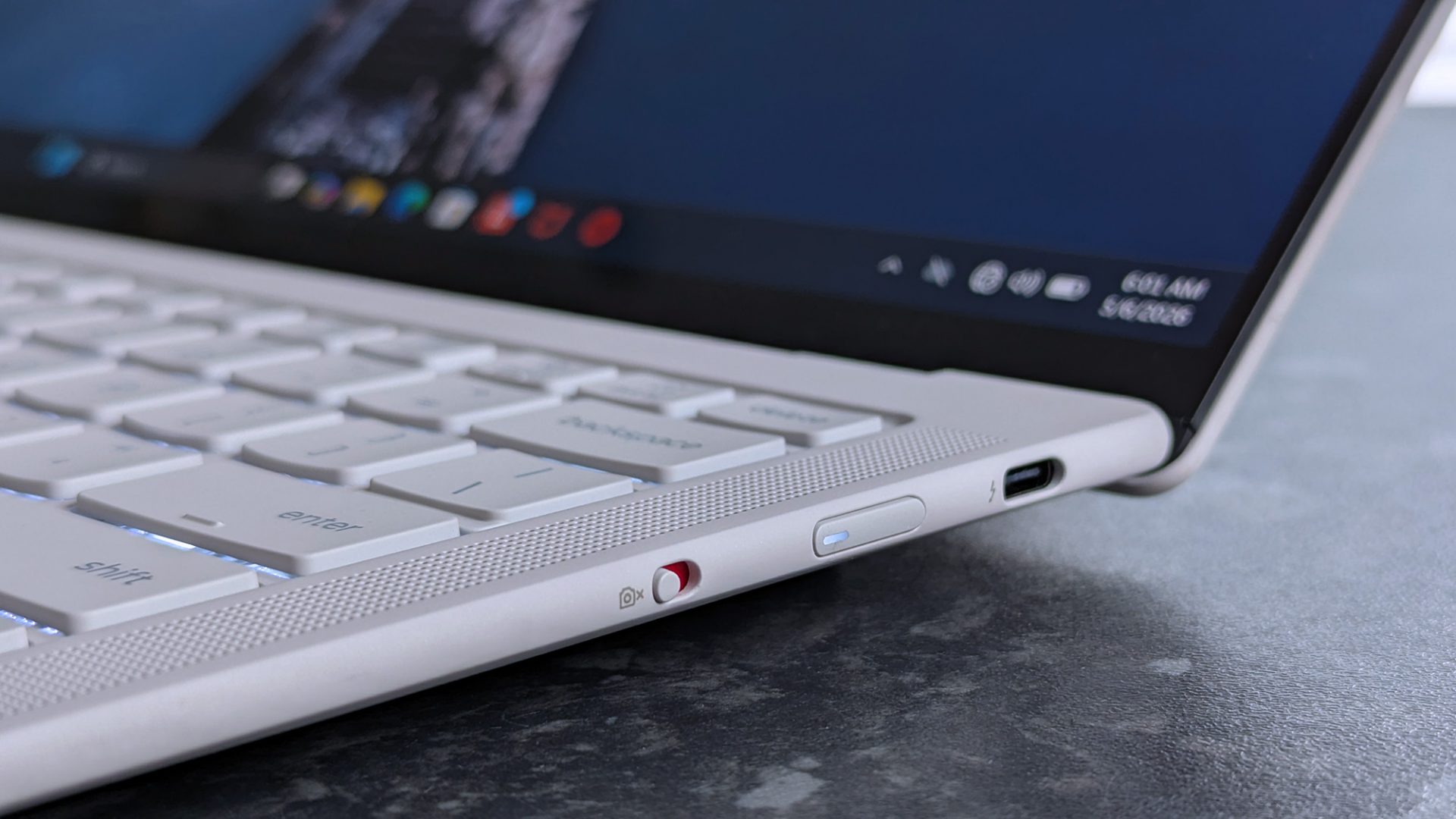 Обзор Lenovo Yoga Slim 7i Ultra Aura Edition (11-го поколения) - невероятно лёгкий и автономный ноутбук картинка Ноутбук Lenovo Yoga Slim 7i Ultra: честный тест | DGL.RU