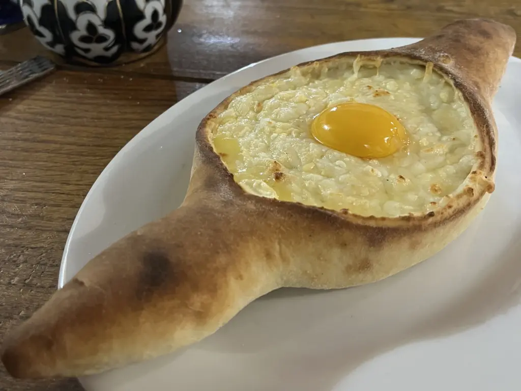 Сыр тянется, корочка хрустит: домашние хачапури на frying pan за 20 минут