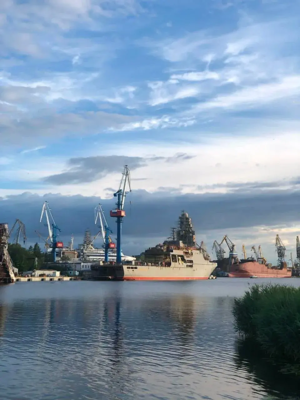 Новейший (БДК) проекта 11711М «Владимир Андреев» в достройке для ВМФ РФ на ССЗ "Янтарь". Наши дни