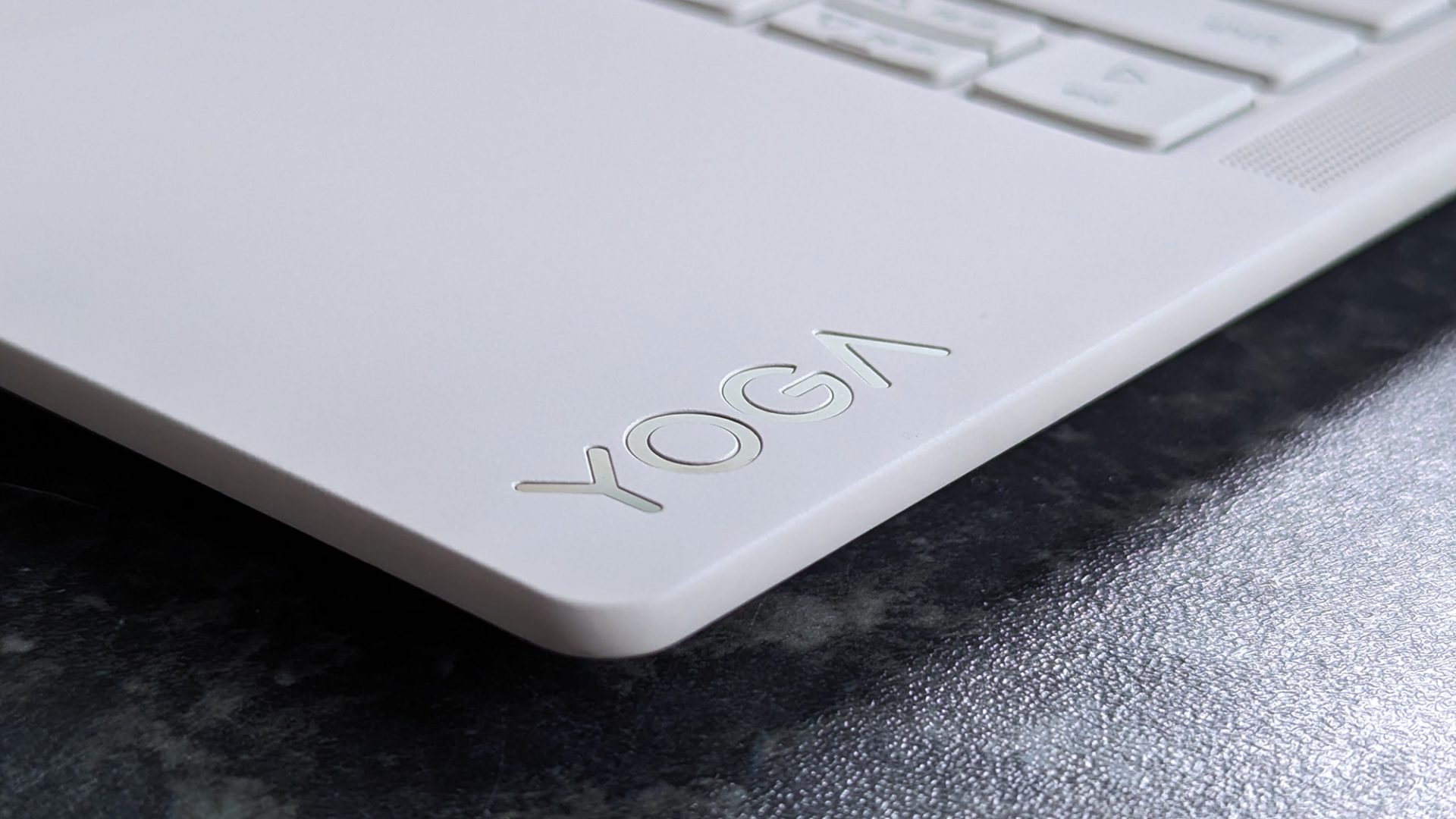 Обзор Lenovo Yoga Slim 7i Ultra Aura Edition (11-го поколения) - невероятно лёгкий и автономный ноутбук картинка Ноутбук Lenovo Yoga Slim 7i Ultra: честный тест | DGL.RU