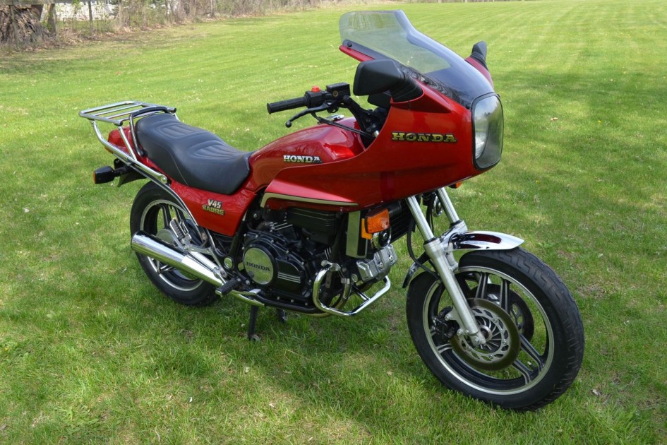 Honda V45 Sabre: редкий мотоцикл с уникальным мотором и необычной приборкой