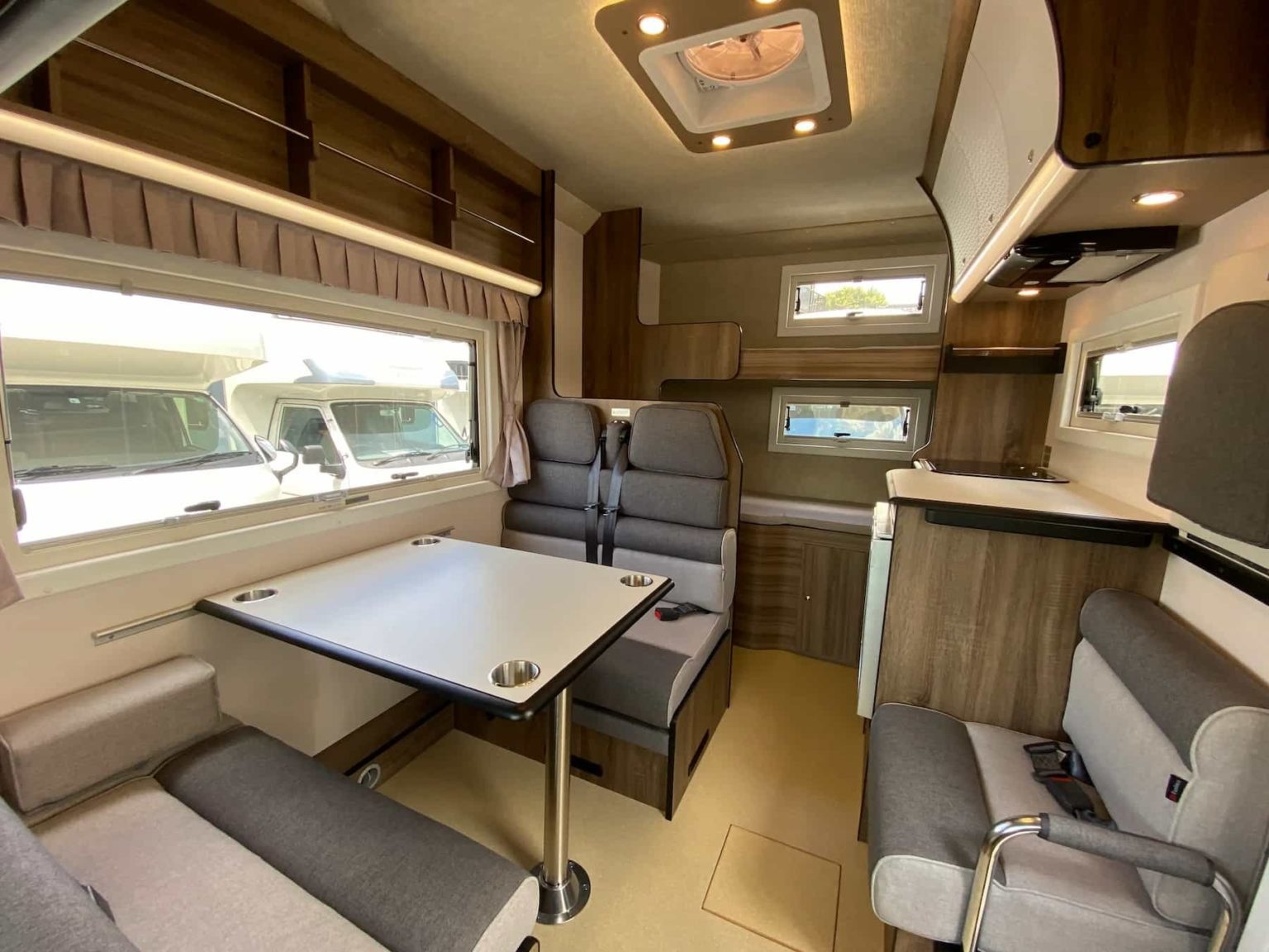 Robinson 771: японский автодом на платформе Toyota Hiace завоевывает рынок аренды
