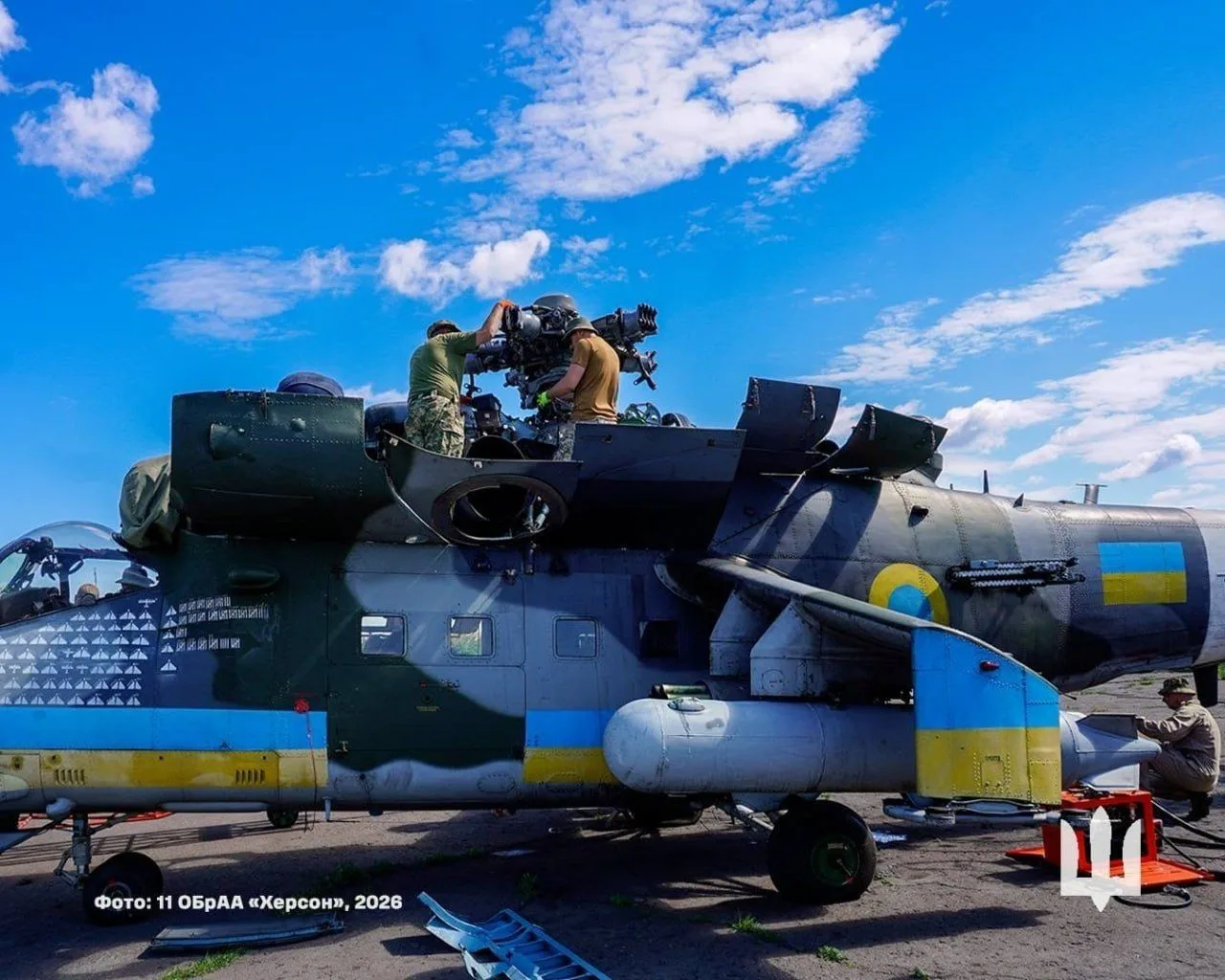 Ми-35 из состава 11-й отдельной бригады армейской авиации ВСУ во время проведения ремонтных работ. На борту отметки об уничтожении 185 БПЛА